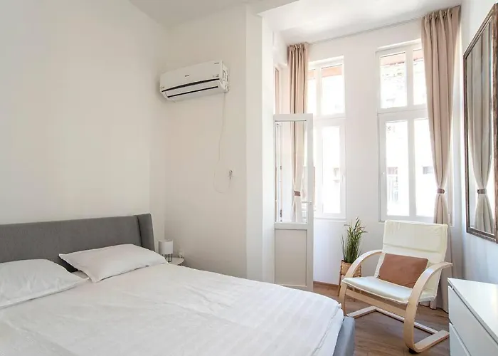 Supreme Luxury Top Central 1 Bedroom Apartment
