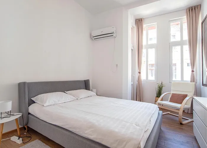 Supreme Luxury Top Central 1 Bedroom Apartment